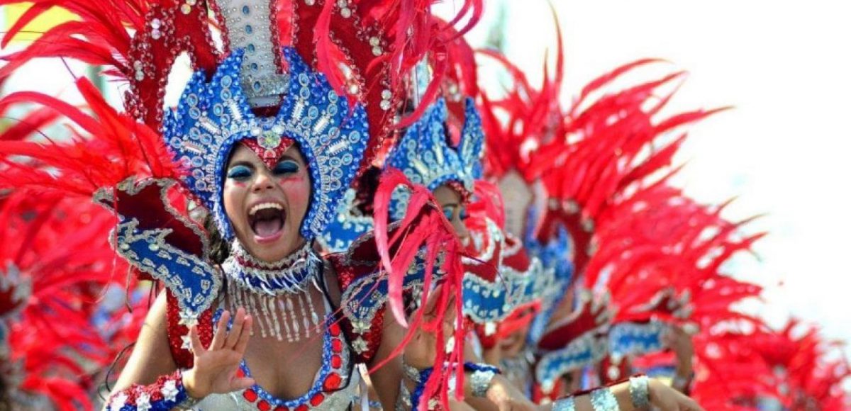 Blog suspención por Carnavales de Barranquilla 2022, una mujer riendo y bailando